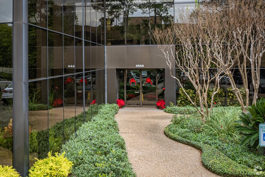 4544 Post Oak Pl, Houston, TX à louer - Photo de l’immeuble – Image 3 sur 11