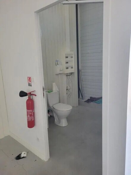 Local commercial dans Baud à louer - Photo intérieure – Image 3 sur 4