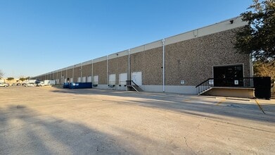 10200-10212 Metropolitan Dr, Austin, TX à louer Photo de l’immeuble– Image 1 sur 7