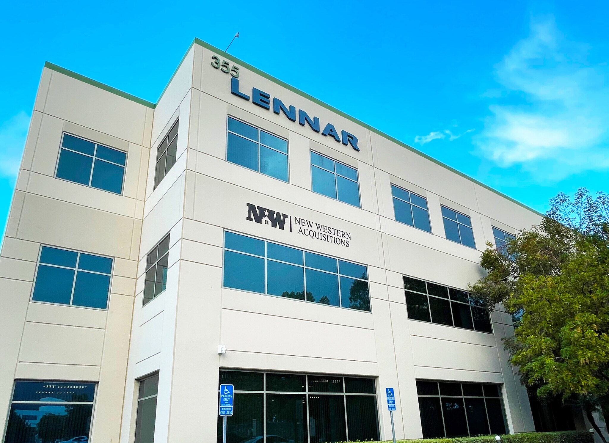 355 E Rincon St, Corona, CA à louer Photo de l’immeuble– Image 1 sur 9