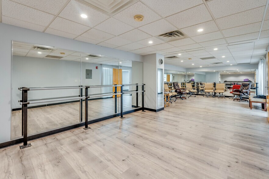 1 Elm Sq, Andover, MA à vendre - Photo de l’immeuble – Image 2 sur 20