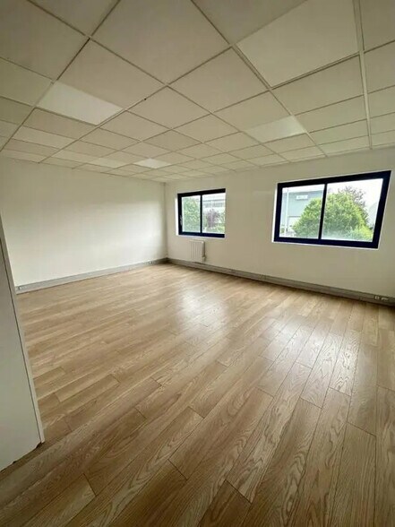 6-8 Rue De La Closerie, Lisses à louer - Photo de l’immeuble – Image 1 sur 24