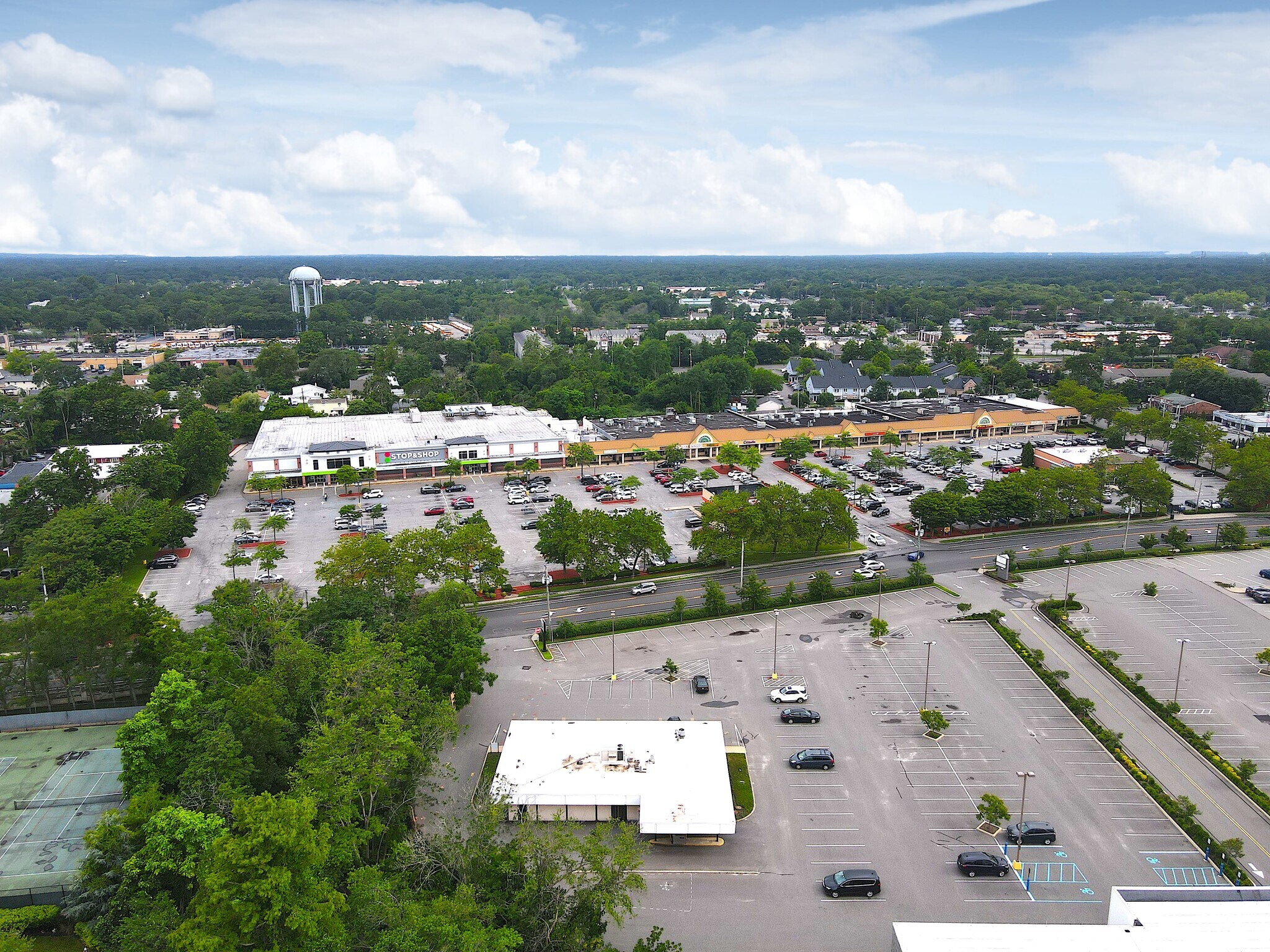 533-605 Montauk Hwy, Bay Shore, NY à louer Photo de l’immeuble– Image 1 sur 17
