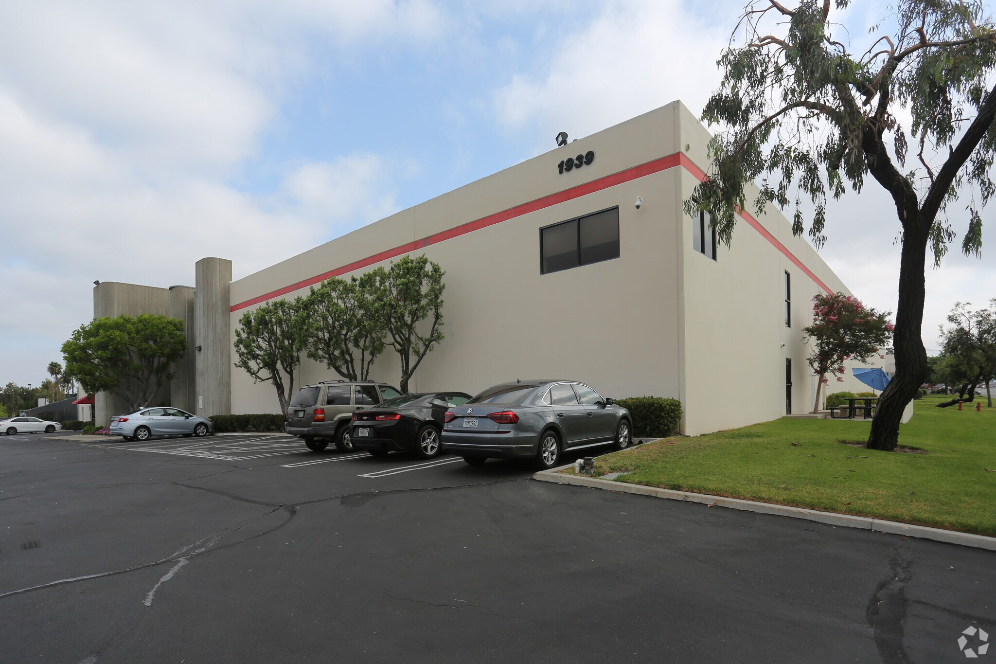 1939 Deere Ave, Irvine, CA à louer Photo principale– Image 1 sur 4