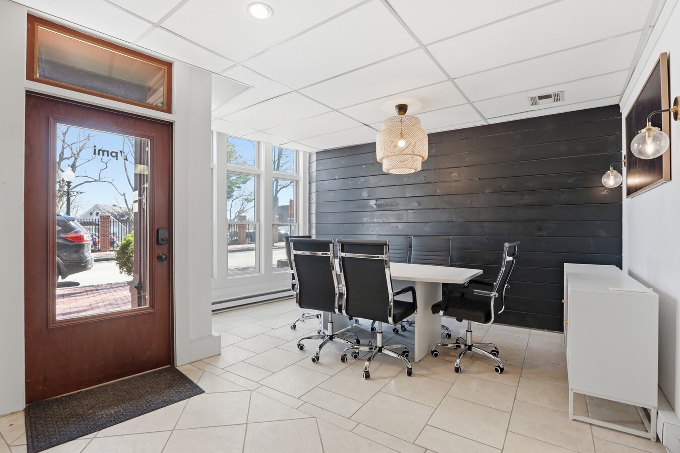 57 Main St, Amesbury, MA 01913 - Lot 9 -  - Photo intérieure - Image 1 of 19