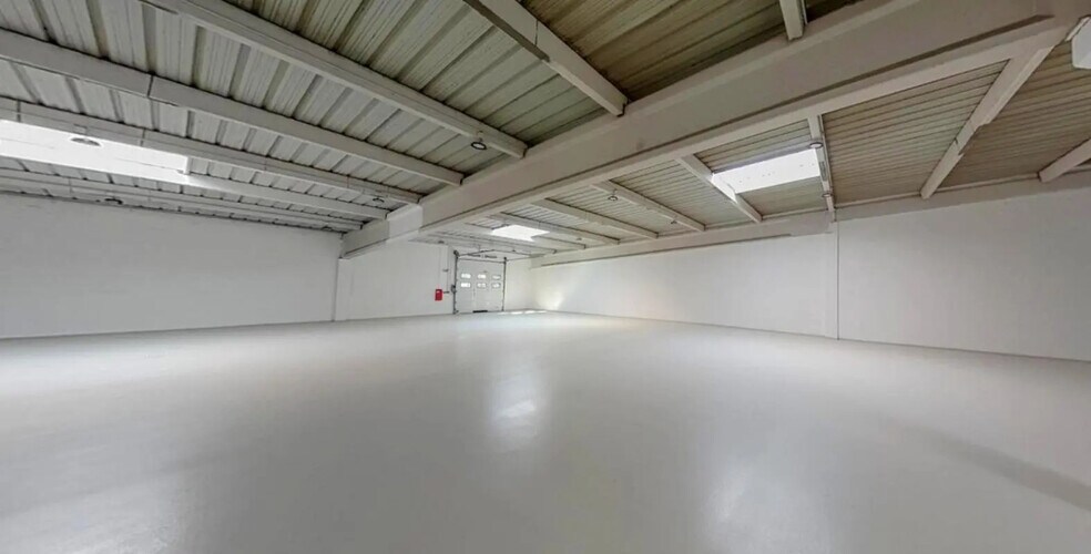 Local d'activités dans Coignières à vendre - Photo de l’immeuble – Image 3 sur 9