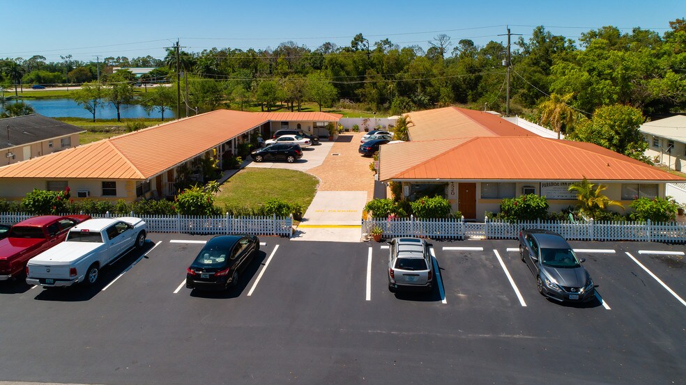 4520 Gulfstream Dr, Naples, FL à vendre - Photo de l’immeuble – Image 2 sur 31