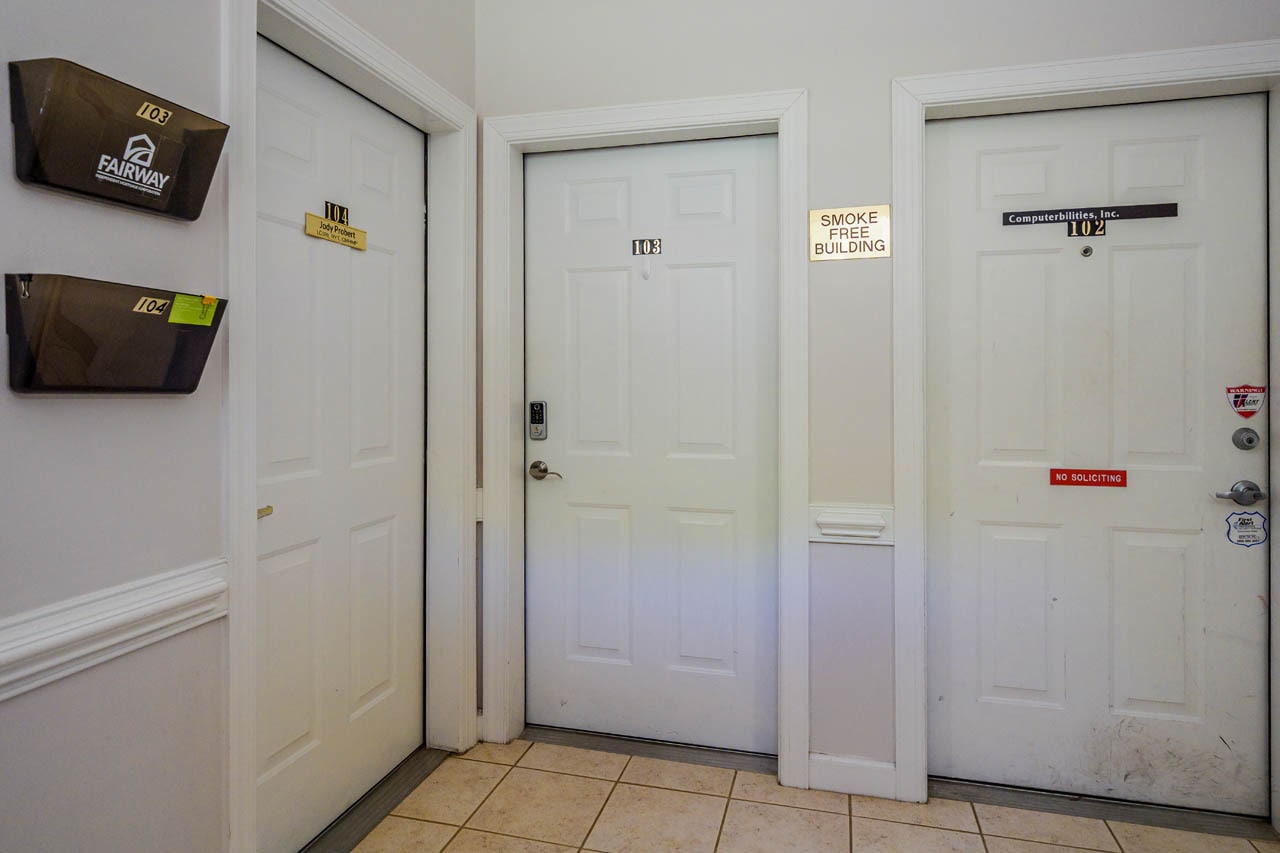 1300 SE Maynard Rd, Cary, NC 27511 - Lot 103 - - Photo intérieure - Image 1 of 14