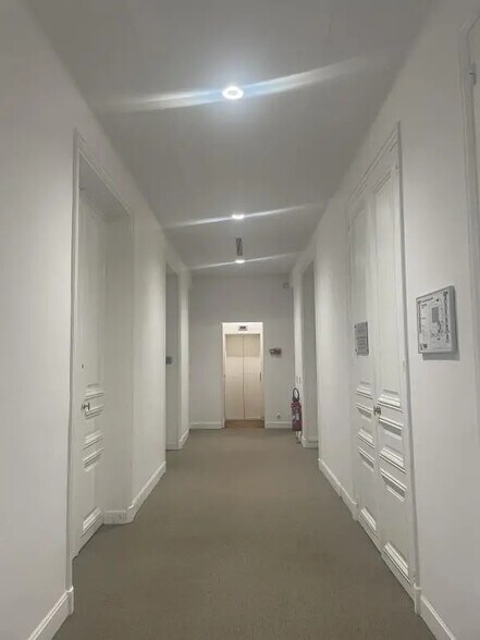 57 Rue Pierre Charron, Paris à louer - Photo de l’immeuble – Image 2 sur 2