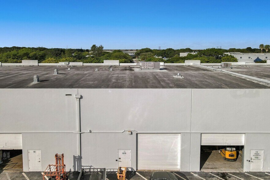 20861 Johnson St, Pembroke Pines, FL à vendre - Photo de l’immeuble – Image 2 sur 12