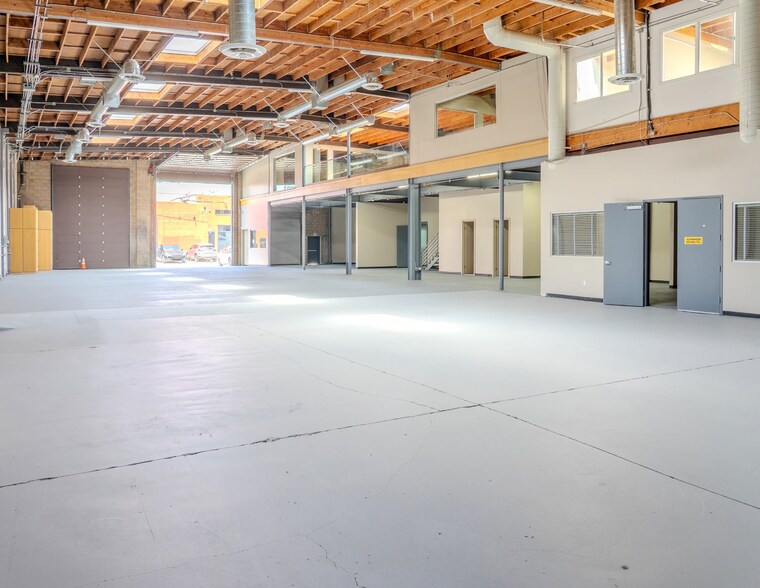 1900 E 7th Pl, Los Angeles, CA à louer - Photo de l’immeuble – Image 1 sur 14