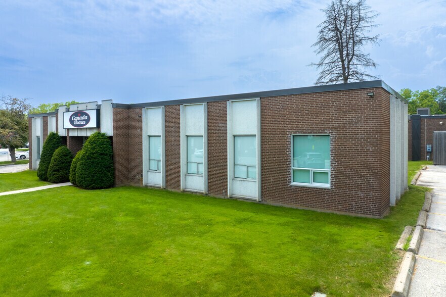 52-54 Lesmill Rd, Toronto, ON à louer - Photo de l’immeuble – Image 2 sur 4