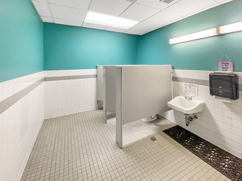 3005 Dower House Dr, Herndon, VA à vendre - Photo de l’immeuble – Image 3 sur 35