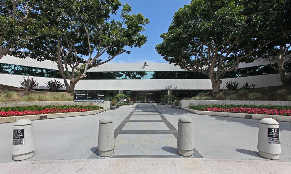 11085 N Torrey Pines Rd, La Jolla, CA à louer - Photo de l’immeuble – Image 3 sur 51