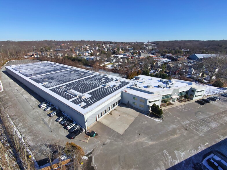 85 Harbor Rd, Port Washington, NY à louer - Photo de l’immeuble – Image 1 sur 5