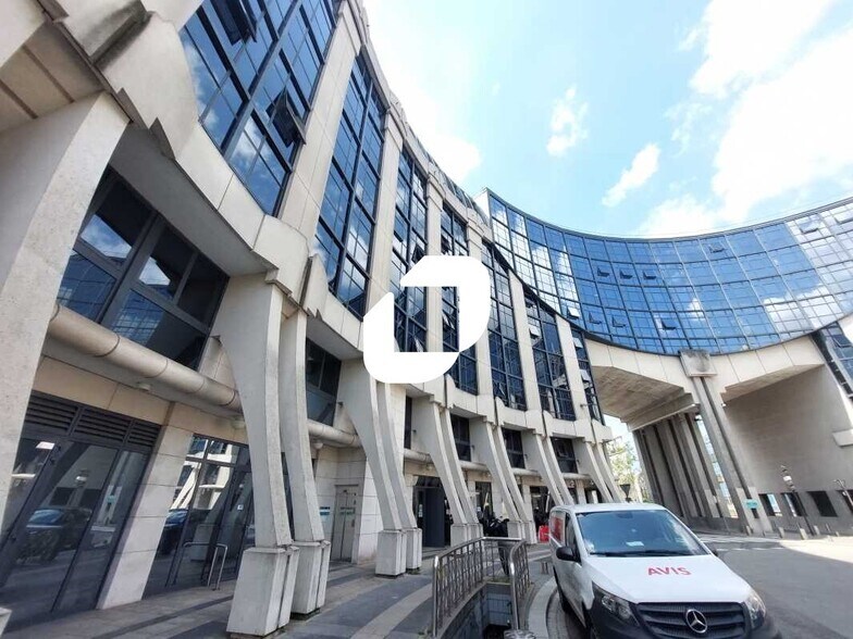 14 Bis Place Georges Pompidou, Montigny-le-Bretonneux à louer - Photo de l’immeuble – Image 3 sur 18