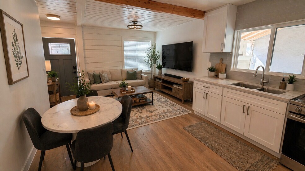 22157 Clarendon St, Woodland Hills, CA à vendre - Photo de l’immeuble – Image 3 sur 26
