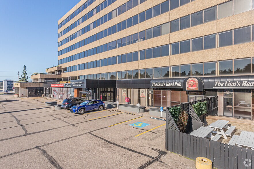 4445 Calgary Trl, Edmonton, AB à louer - Photo de l’immeuble – Image 2 sur 5