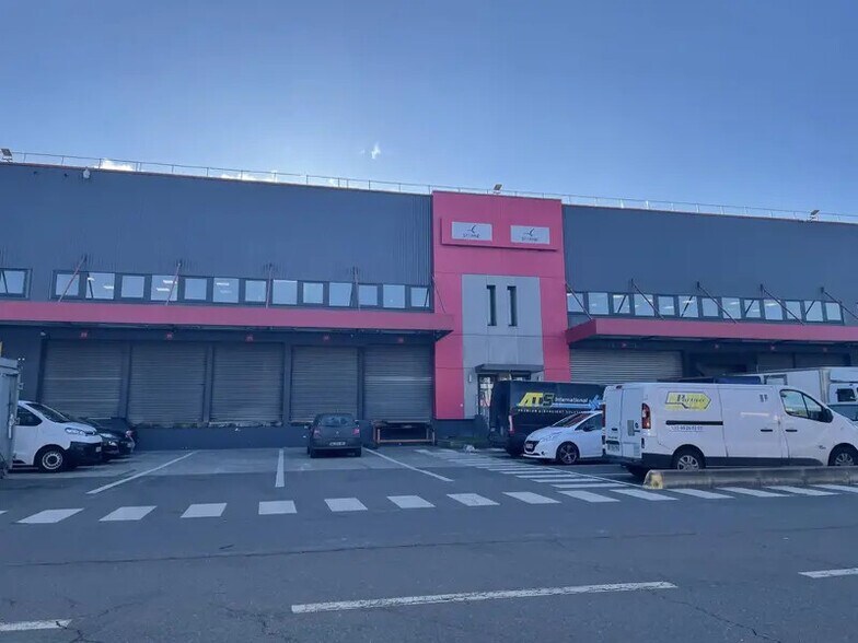 Local d’activités dans Le Blanc-Mesnil à louer - Photo de l’immeuble – Image 3 sur 8