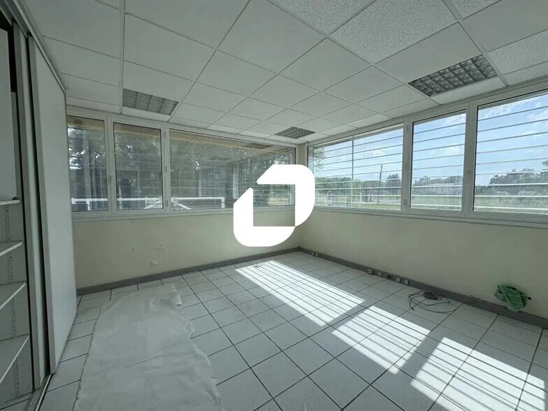 Bureau dans Camblanes-et-Meynac à louer - Photo de l’immeuble – Image 3 sur 7