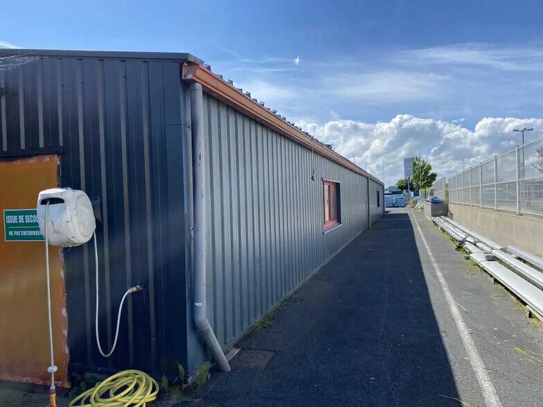 Local d’activités dans Ouistreham à louer - Photo de l’immeuble – Image 2 sur 3