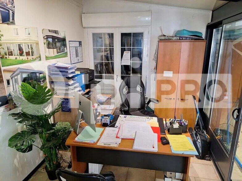 Local commercial dans Longueil-Annel à louer - Photo de l’immeuble – Image 3 sur 4