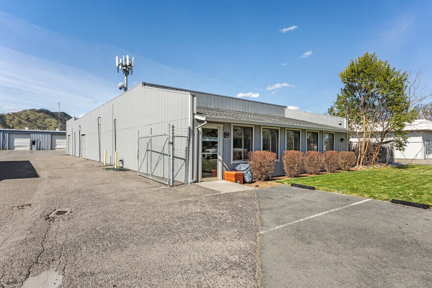 2020 Industry Rd, Ukiah, CA à louer - Photo de l’immeuble – Image 2 sur 7