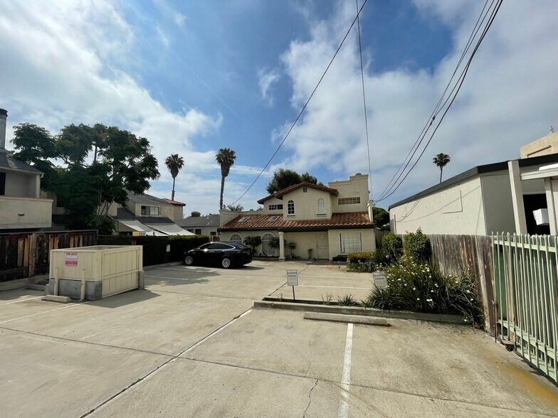 2036 Hornblend St, San Diego, CA à louer - Photo de l’immeuble – Image 3 sur 3
