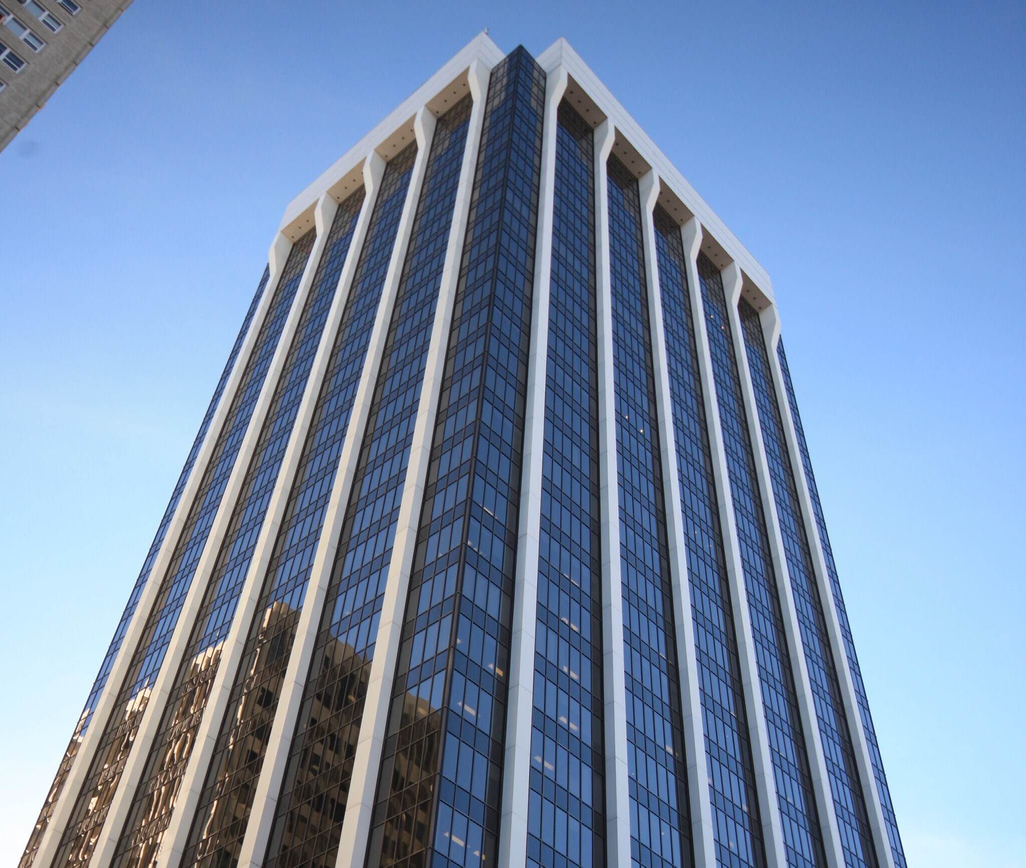 715 5 Ave SW, Calgary, AB à louer Photo de l’immeuble– Image 1 sur 7