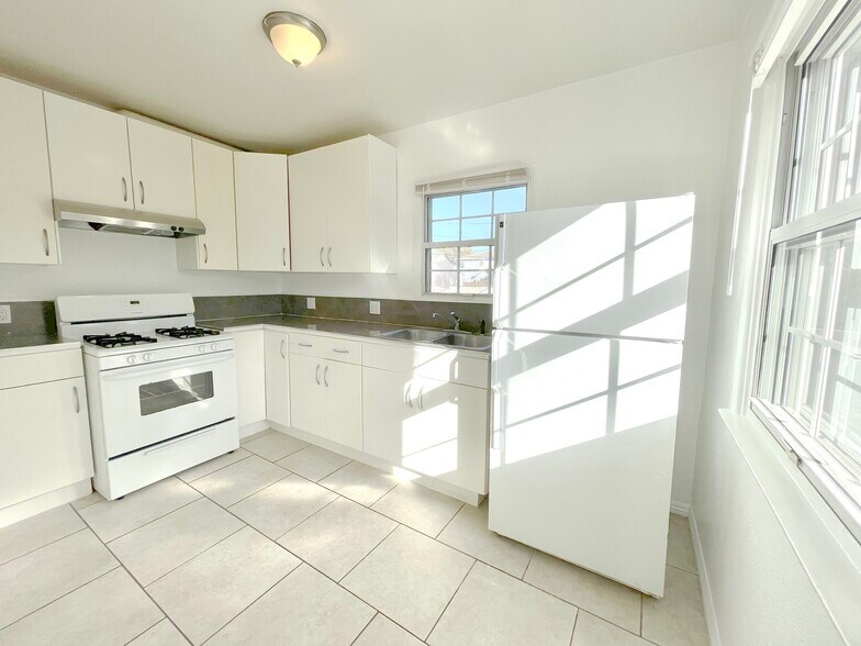 8738 Ramsgate Ave, Los Angeles, CA à vendre - Photo de l’immeuble – Image 3 sur 5
