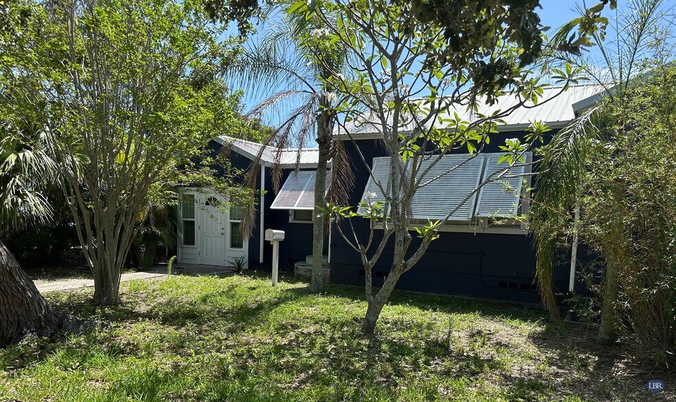 141 N Orlando Ave, Cocoa Beach, FL à vendre - Photo principale – Image 1 sur 7