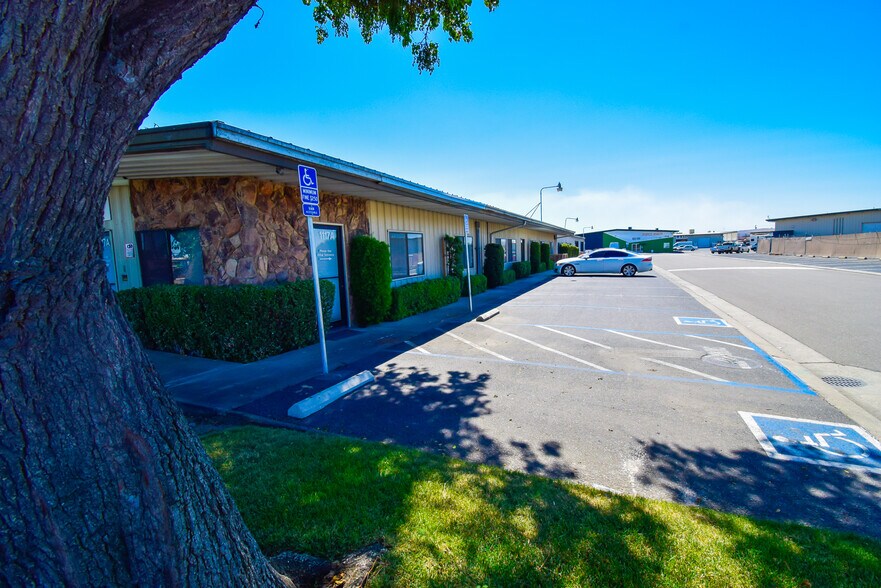 1117 Lone Palm Ave, Modesto, CA à louer - Photo de l’immeuble – Image 2 sur 13