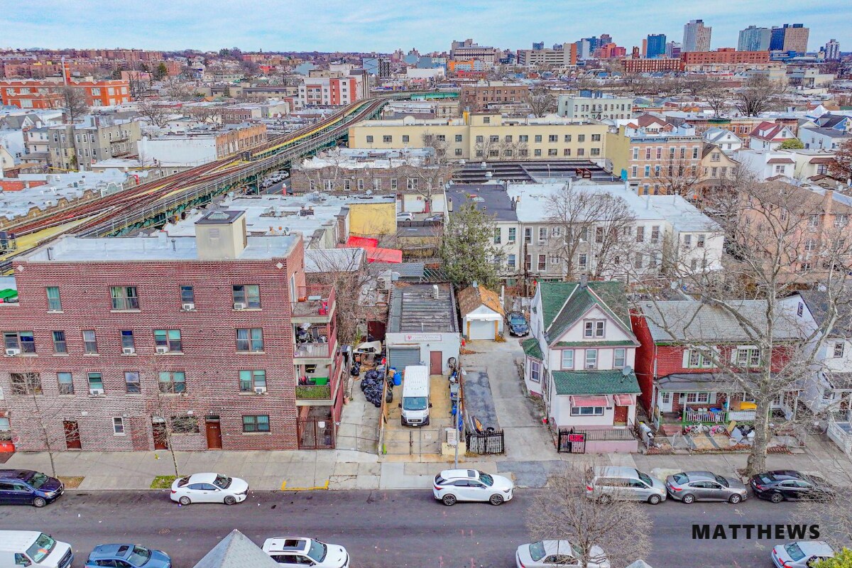 8711 123rd St, Richmond Hill, NY à vendre Photo principale– Image 1 sur 4