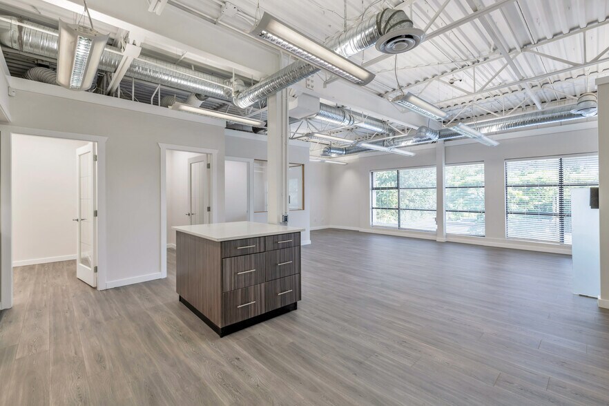 16055 Fraser Hwy, Surrey, BC à louer - Photo intérieure – Image 2 sur 7