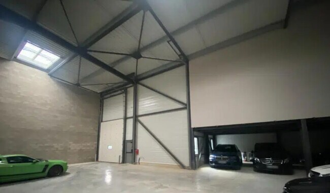 Plus de détails pour Local d'activités à louer