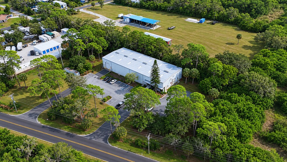 210 Woodland Estates Ave, Ruskin, FL à vendre - Photo de l’immeuble – Image 2 sur 10
