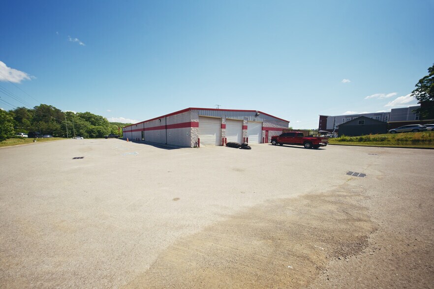 1345 Callahan Dr, Knoxville, TN à vendre - Photo de l’immeuble – Image 3 sur 11