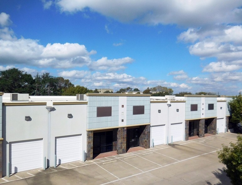 404 W Powell Ln, Austin, TX à louer - Photo de l’immeuble – Image 3 sur 25