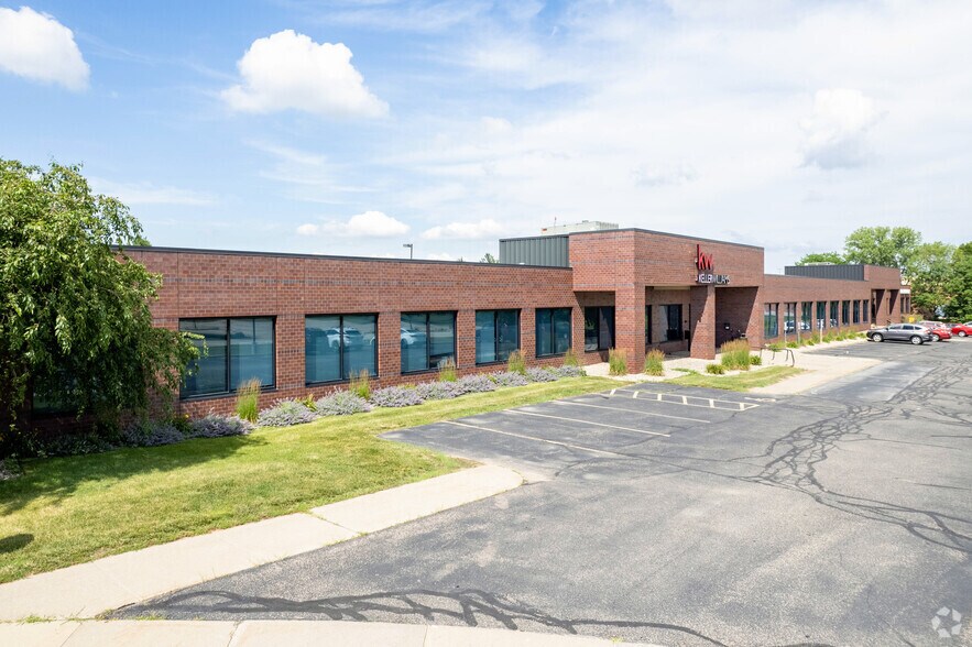 555 Zor Shrine Pl, Madison, WI à louer - Photo de l’immeuble – Image 1 sur 6