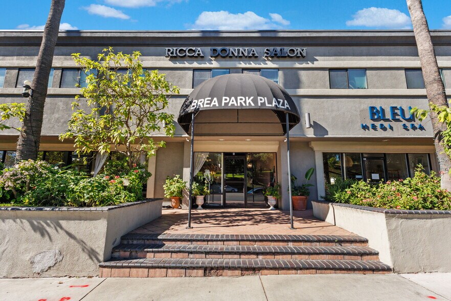 405 S State College Blvd, Brea, CA à vendre - Photo de l’immeuble – Image 3 sur 9