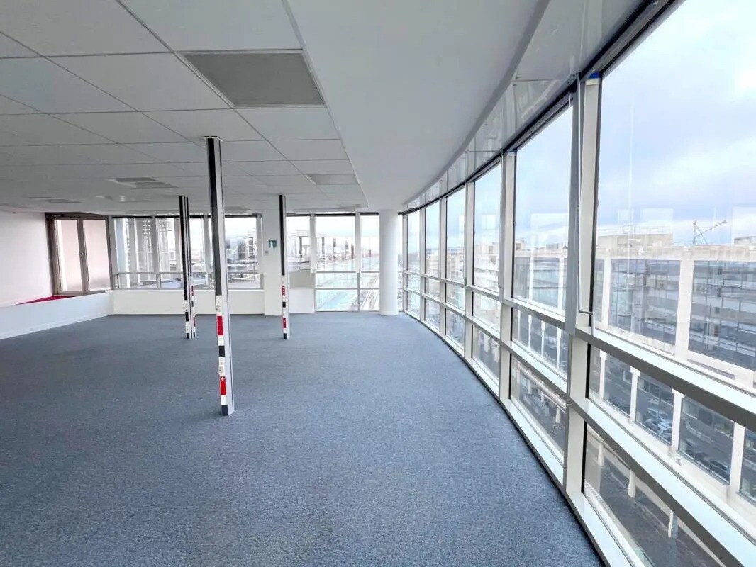 Bureau dans Montigny-le-Bretonneux à louer Photo de l’immeuble– Image 1 sur 12