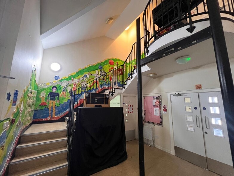 1 Teck Close, Isleworth à vendre - Photo intérieure – Image 2 sur 18