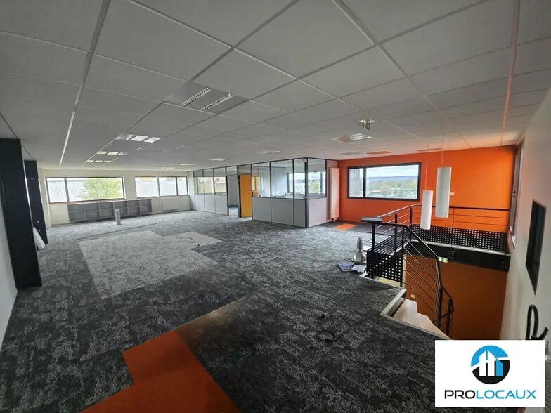 Local d’activités dans Camon à louer - Photo de l’immeuble – Image 2 sur 8