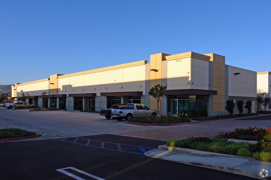 1243 Flynn Rd, Camarillo, CA à louer - Photo de l’immeuble – Image 2 sur 11