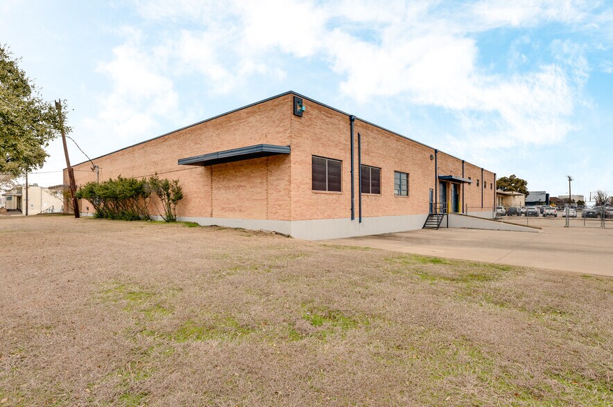 8408 Chancellor Row, Dallas, TX à louer - Photo de l’immeuble – Image 3 sur 14