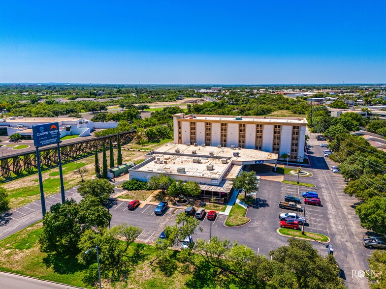 Clarion and Suburban Hotel portefeuille de 2 biens à vendre sur LoopNet.fr - Photo de l’immeuble – Image 2 sur 49