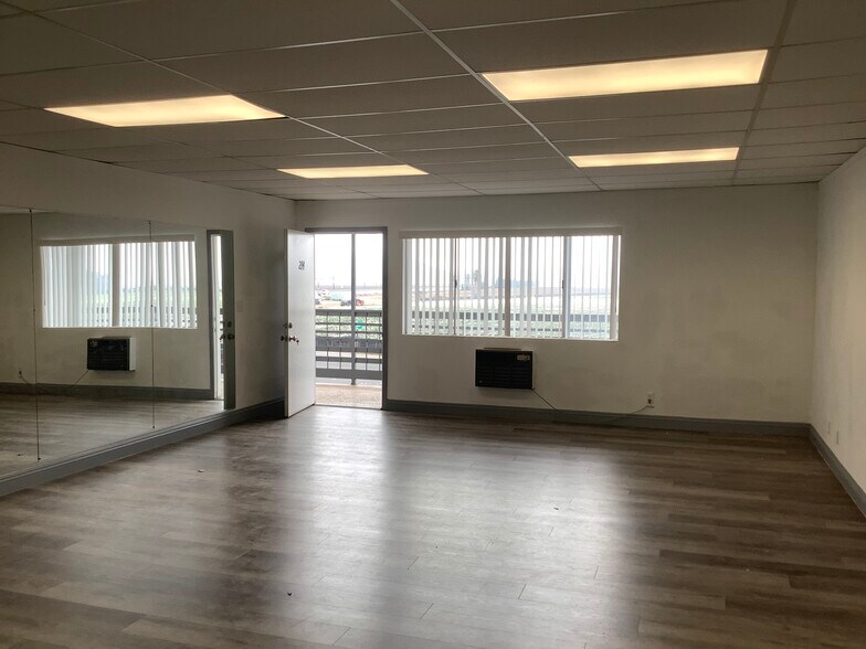 575 Dawson Dr, Camarillo, CA à louer - Photo de l’immeuble – Image 3 sur 5