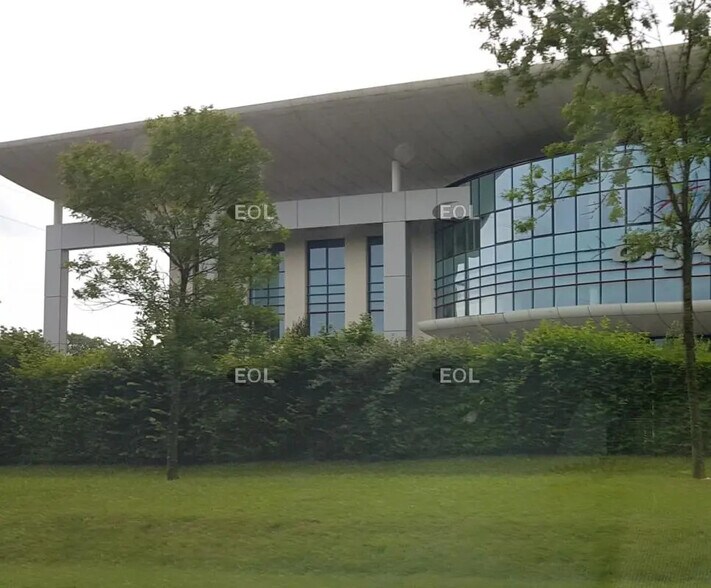 Industriel/Logistique dans Villefontaine à louer - Photo de l’immeuble – Image 3 sur 11