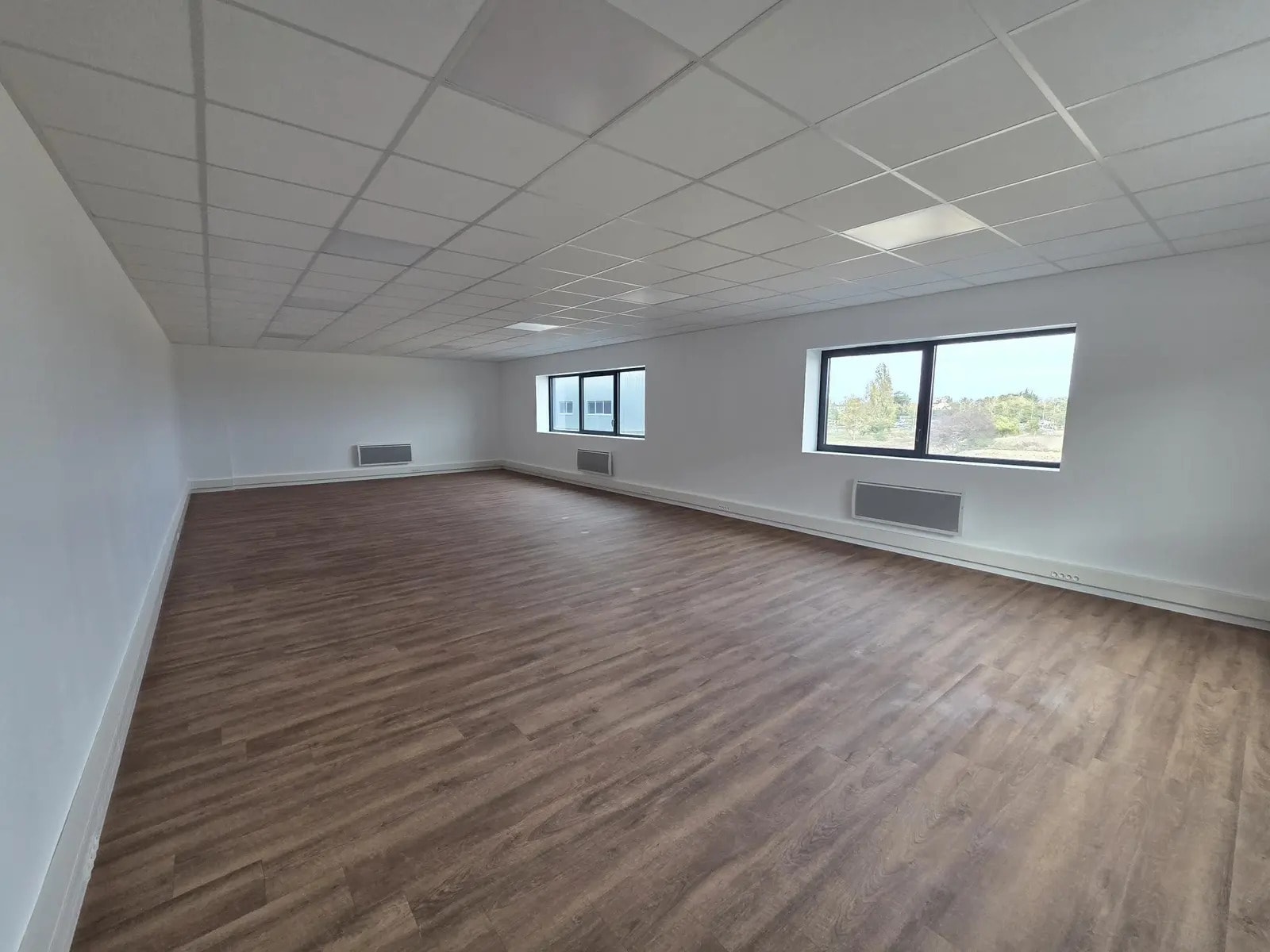 Industriel/Logistique dans SAINT-BARTHELEMY-D'ANJOU à louer Photo de l’immeuble– Image 1 sur 5