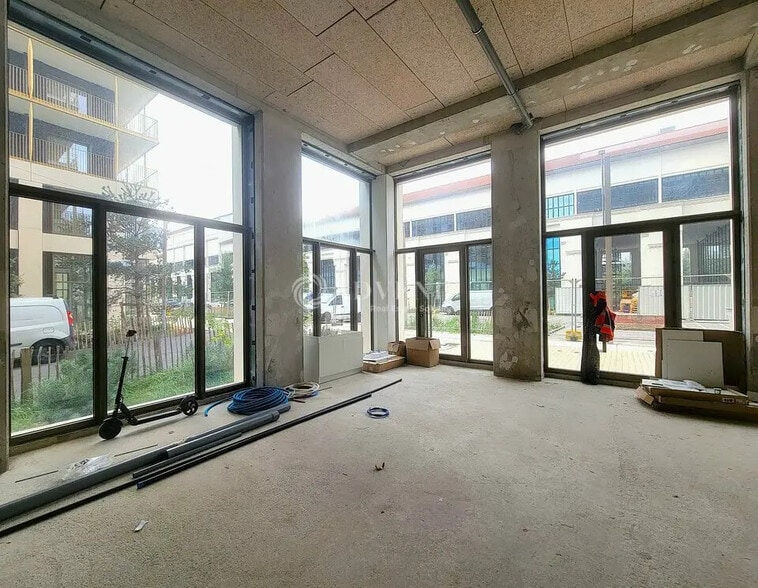 Local commercial dans Saint-Denis à louer - Photo de l’immeuble – Image 3 sur 5